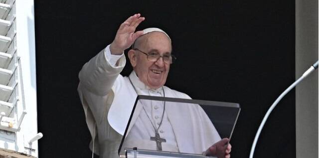 El Papa saluda durante el Ángelus desde la ventana del Palacio Apostólico