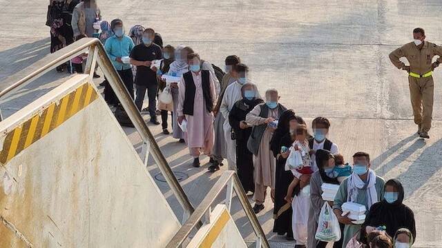 Afganos en el aeropuerto.