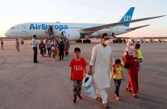 Una familia afgana llega a Torrejón de Ardoz en uno de los aviones fletados para refugiados a finales de agosto