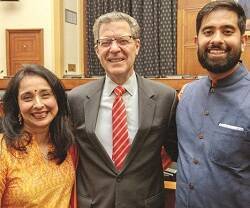 Sam Brownback -en el centro- al recibir un premio de la Fundación India Americana en 2019... hindúes, cristianos y sikhs corren peligro en Afganistán