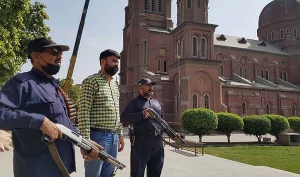 Guardias armados protegen la catedral de Lahore, en Pakistán