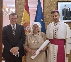 La misionera Conchita López, con el embajador español en Sudán, Alberto José Ucelay; y el Nuncio, monseñor Luis Miguel Muñoz.