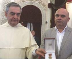 Entrega en 2017 a los dominicos de la Medalla de Oro de la ciudad de Cádiz a la Virgen del Rosario - foto de Antonio Vázquez en La Voz de Cádiz