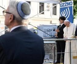 Momento de oración del Papa con delegados judíos en las ruinas de la sinagoga derruida de Bratislava
