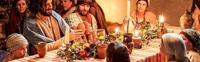 Escena de la serie The Chosen - Jesús alegre festeja con niños en las bodas de Caná... la actitud de Jesús enseña mucho sobre el amor esponsal y las relaciones