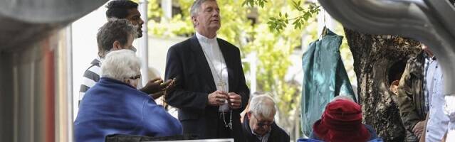El arzobispo Prowse de Canberra reza el rosario en 2015 en la campaña de 40 Días por la Vida ante una clínica abortista