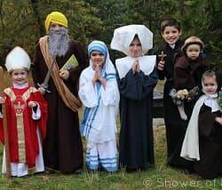 Niños disfrazados de santos en Holywins