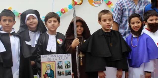Niños celebran Holywins vestidos de santos en un colegio hispanoamericano en 2014