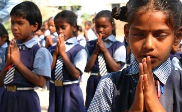 Niños cristianos rezando
