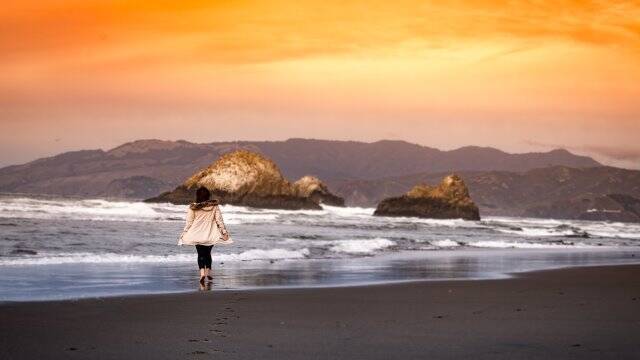 Mujer caminando por el mar.