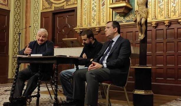 Presentación de la novela «Los demonios del padre Joan». De izquierda a derecha: el mosssèn Rafael Méndez; el autor, Jaume Vives; y Álex Rosal, editor de Libros Libres