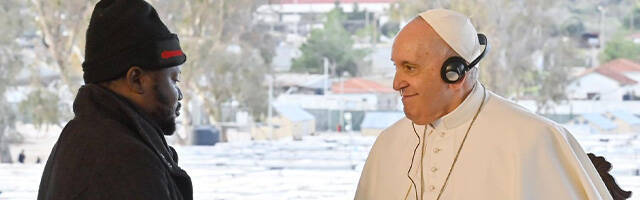 El Papa Francisco en Mitilene saludando a un refugiado