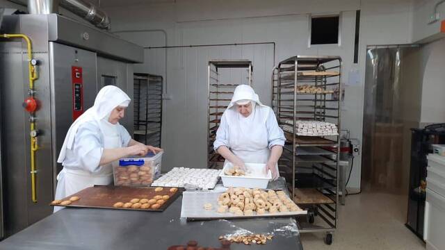 Religiosas preparando dulces en el obrador del convento.