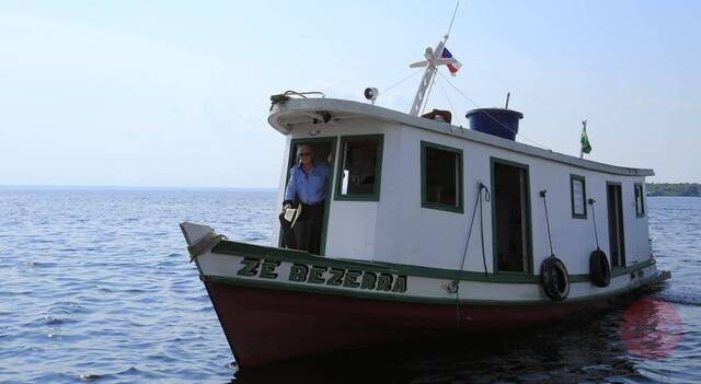 Gracias a la barca, el padre Piotr puede llevar el Evangelio a numerosos pueblos / ACN