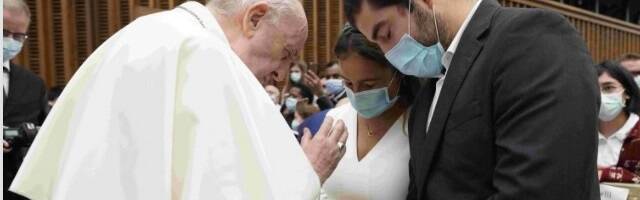 El Papa Francisco reza con un matrimonio joven en una audiencia - acaba de publicar una Carta para los Matrimonios