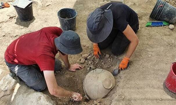 Arqueólogos excavan jarras en Khirbat er-Rai... de época de los Jueces... y sale un pseudónimo de Gedeón - foto Saar Ganor, IAA 