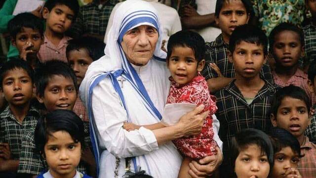 Madre Teresa con un grupo de niños