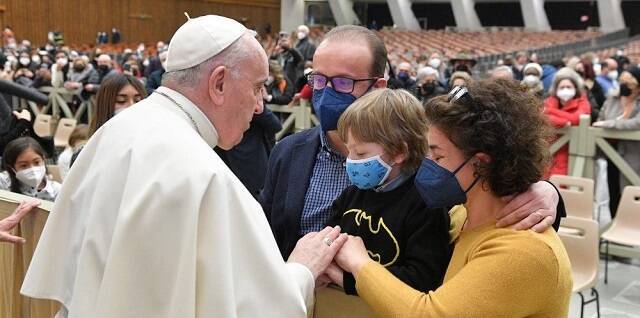Francisco reza con unos peregrinos que acudieron a su audiencia en la Sala Pablo VI