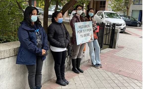 Cuatro mujeres rezan ante una clínica abortista