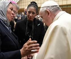 El Papa Francisco escucha a una peregrina durante la audiencia pública del Miércoles de Ceniza de 2022
