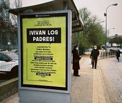 Marquesina de autobús con la campaña de "¡Vivan los padres!"