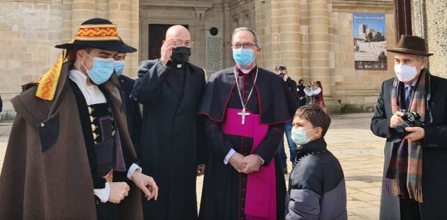 El obispo recibe a los fieles a la entrada de la catedral de Zamora en la clausura del Año Jubilar