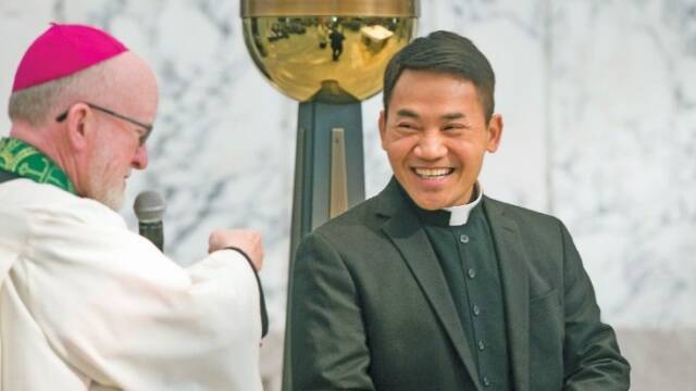El sacerdote vietnamita Bao Thai con el obispo Kevin Vann.