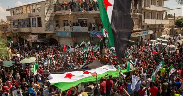 Festejos en Idlib - último enclave en Siria opuesto al gobierno de Al Assad, y sus aliados Putin e Irán, no necesariamente yihadista, pero con enemigos comunes