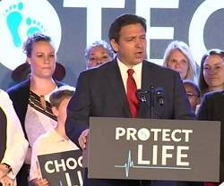 DeSantis presenta con orgullo y emblemas provida la ley que impide los abortos de más de 15 semanas en Florida