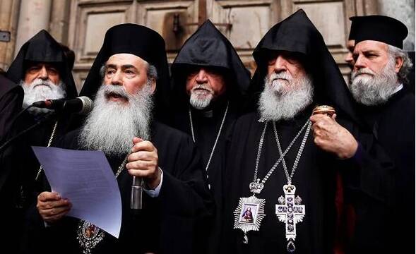 Líderes armenios y griegos ante el Santo Sepulcro de Jerusalén... el juego La Misión nos cuenta su historia