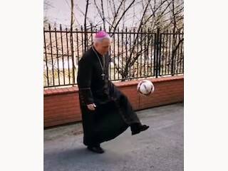 ¿Ganó el obispo el reto con el balón?