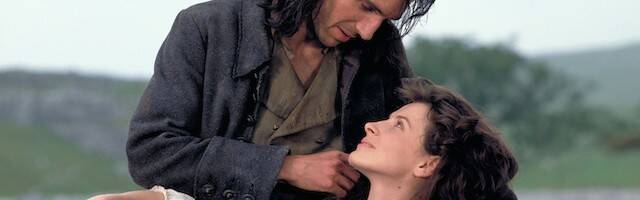 Ralph Fiennes (Heathcliff) y Juliette Binoche (Catherine), en la versión de "Cumbres borrascosas" dirigida en 1992 por Peter Kosminsky.