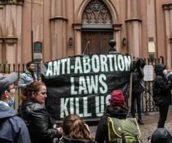 Decenas de abortistas hostigan una iglesia de Manhattan el pasado 7 de mayo.  de 