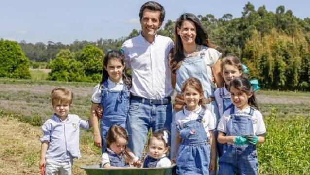Pedro, con su mujer Raquel, y sus ocho hijos / Foto: Web del Opus Dei