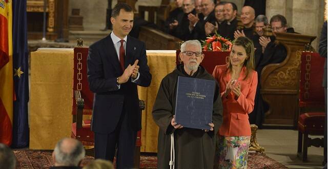 Tarsicio de Azcona, historiador, sacerdote y fraile capuchino, al recibir el Príncipe de Viana de Cultura en 2014 con los aún Príncipes de Asturias