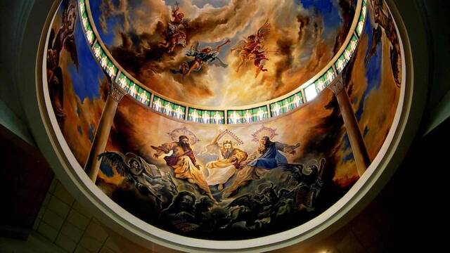 Fresco de la Santísima Trinidad en una cúpula.