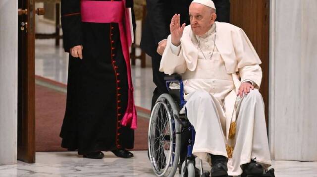 El Papa, en silla de ruedas