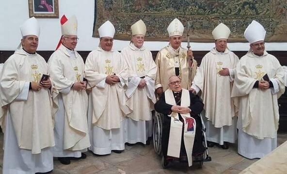 Antonio Montero, sentado, con 90 años en 2019, y 50 de obispo, rodeado de obispos... 