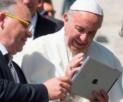 El Papa Francisco con una tablet. 