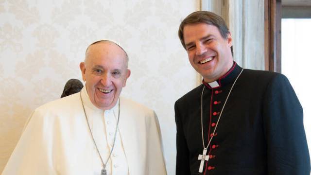 El Papa Francosco y Stefan Oster.