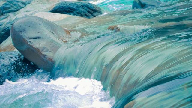 Agua en un torrente de montaña.