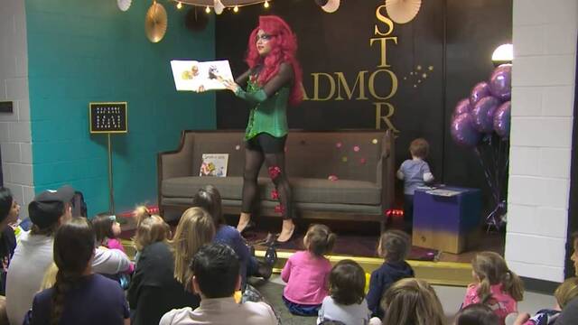 Drag queen adoctrinando a niños de muy corta edad.
