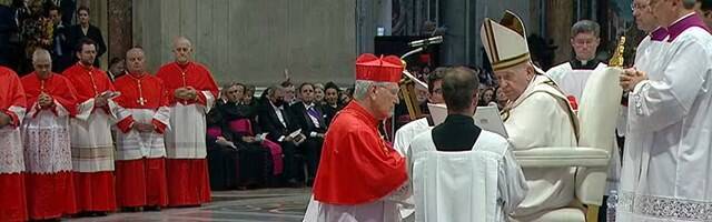 Francisco entrega el anillo a un cardenal.