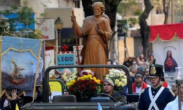 El apóstol Santiago en procesión en Mendoza, Argentina, según la tradición local