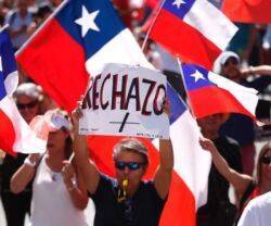 Manifestante chileno en contra de la Constitución de Boric.