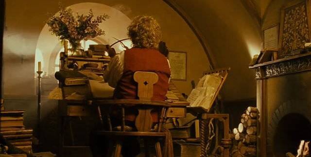 Bilbo Bolsón escribiendo en su estudio 
