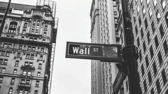Letrero que indica la calle Wall Street.