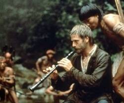 Con su oboe, el padre Gabriel atrae a los guaraníes y funda una misión en La Misión, película de 1986