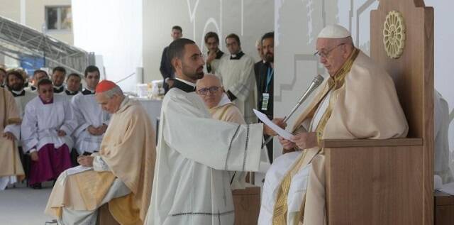 Francisco preside la misa de clausura del Congreso Eucarístico en la ciudad italiana de Matera