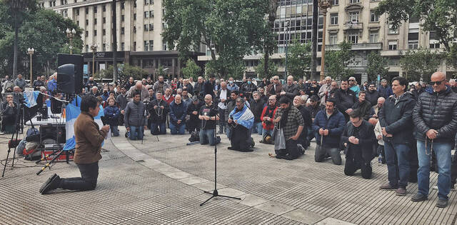 Imágenes impresionantes de miles de hombres de todo el mundo arrodillados rezando el Rosario